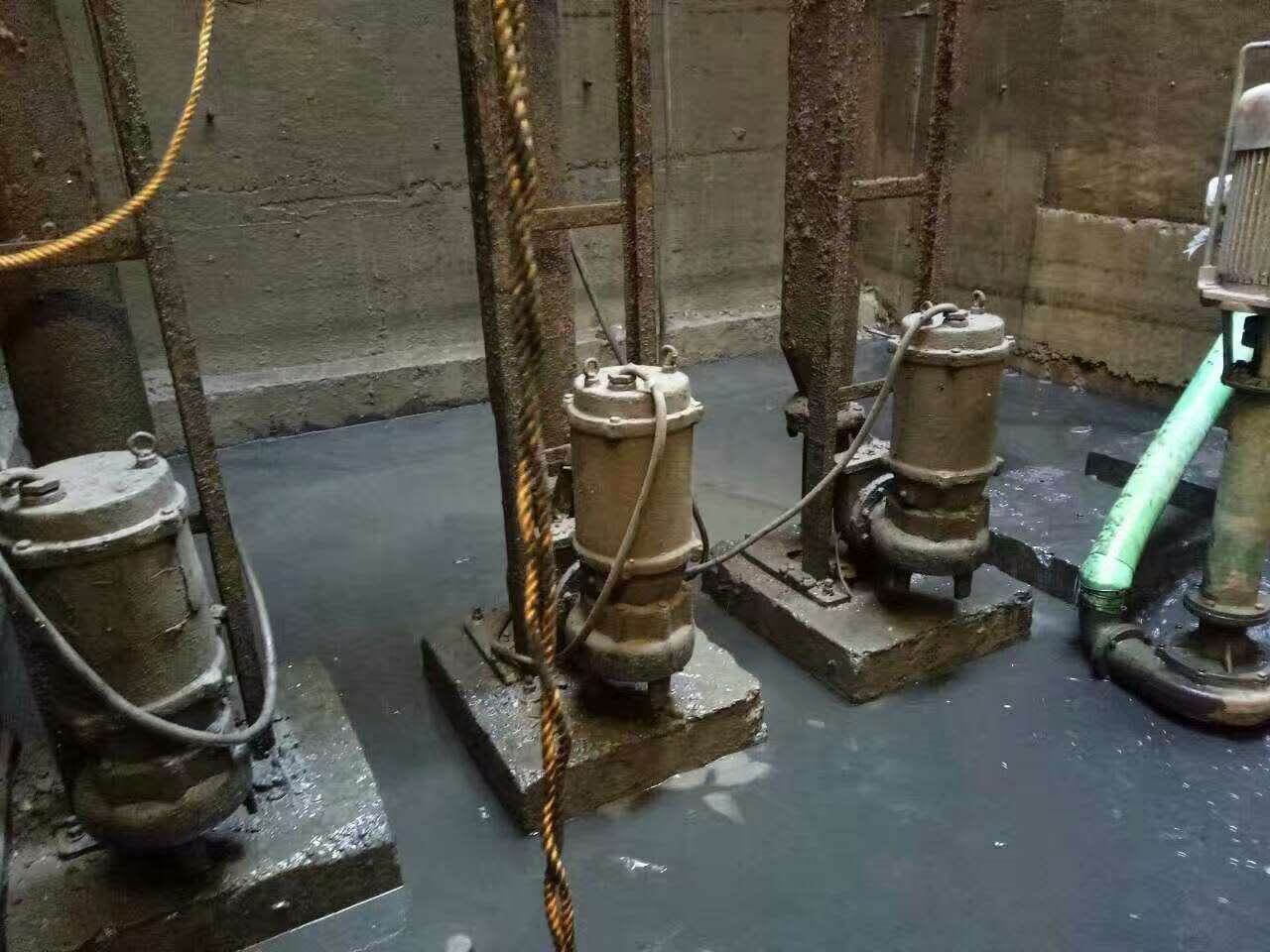 温泉污水池清理